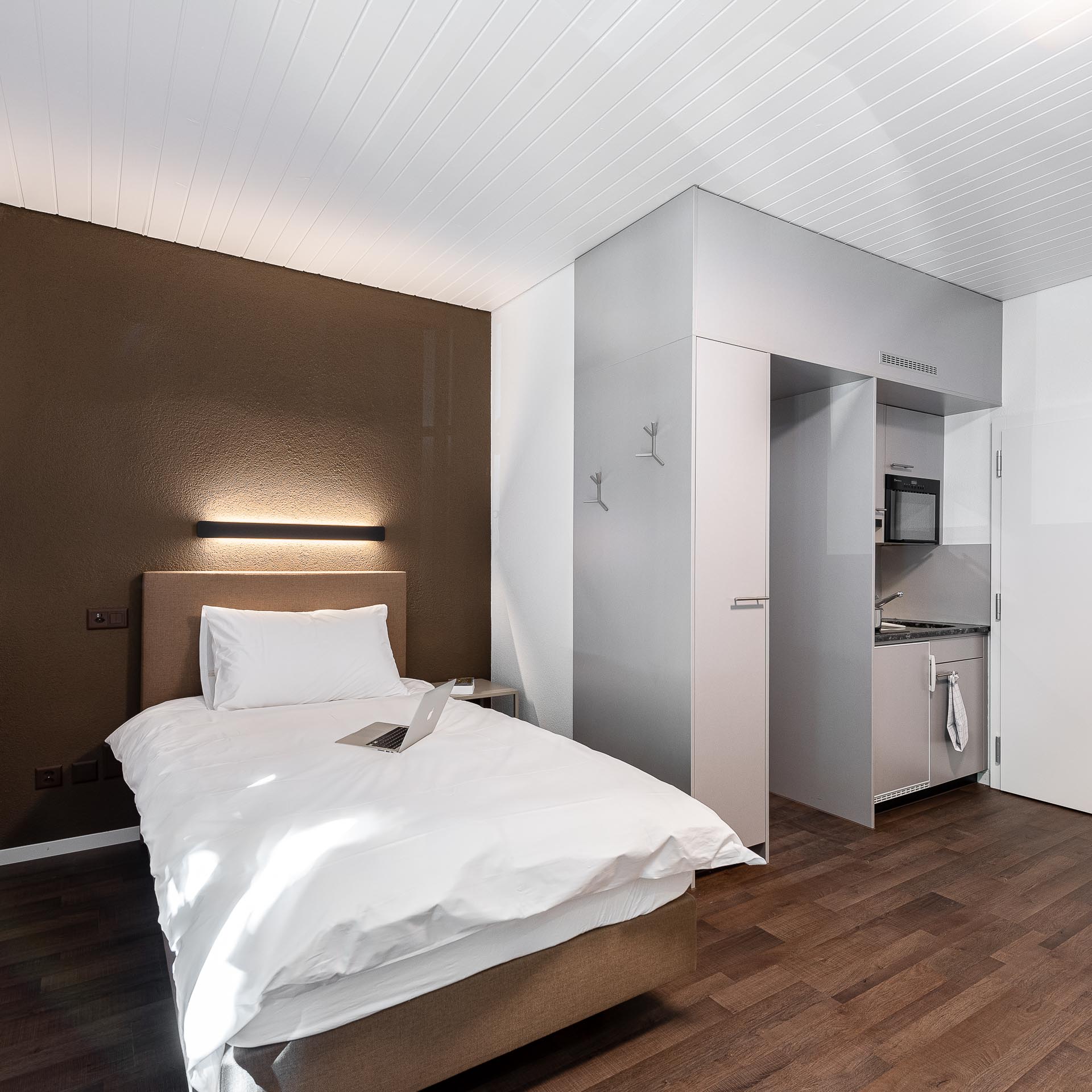 Helle Einzimmerwohnung mit einem Bett und Küche