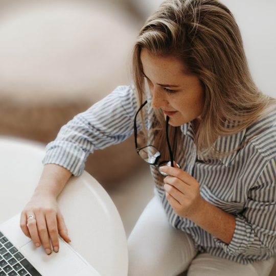 Kunde Frau arbeitet am Laptop