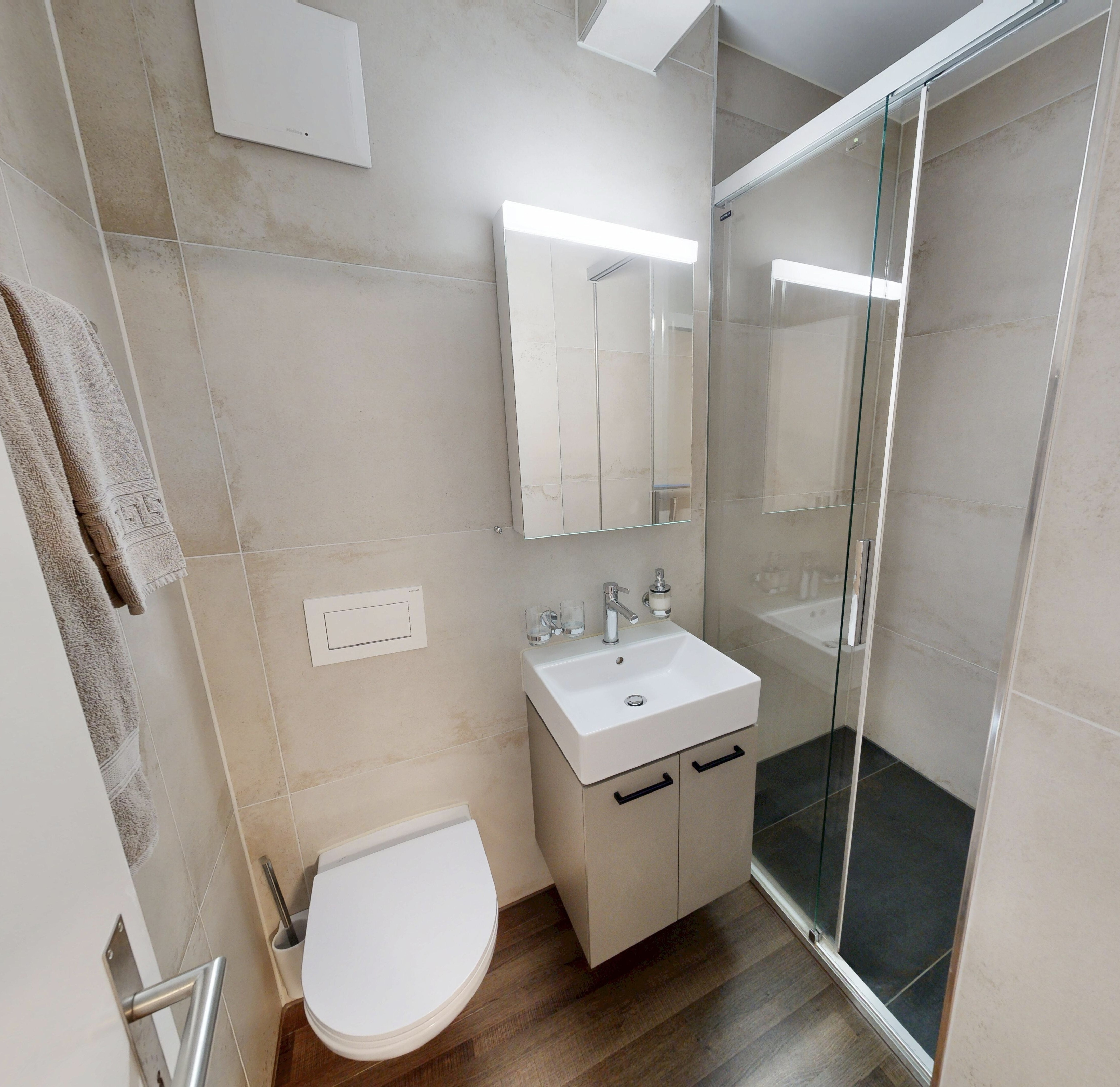 Badezimmer mit Dusche