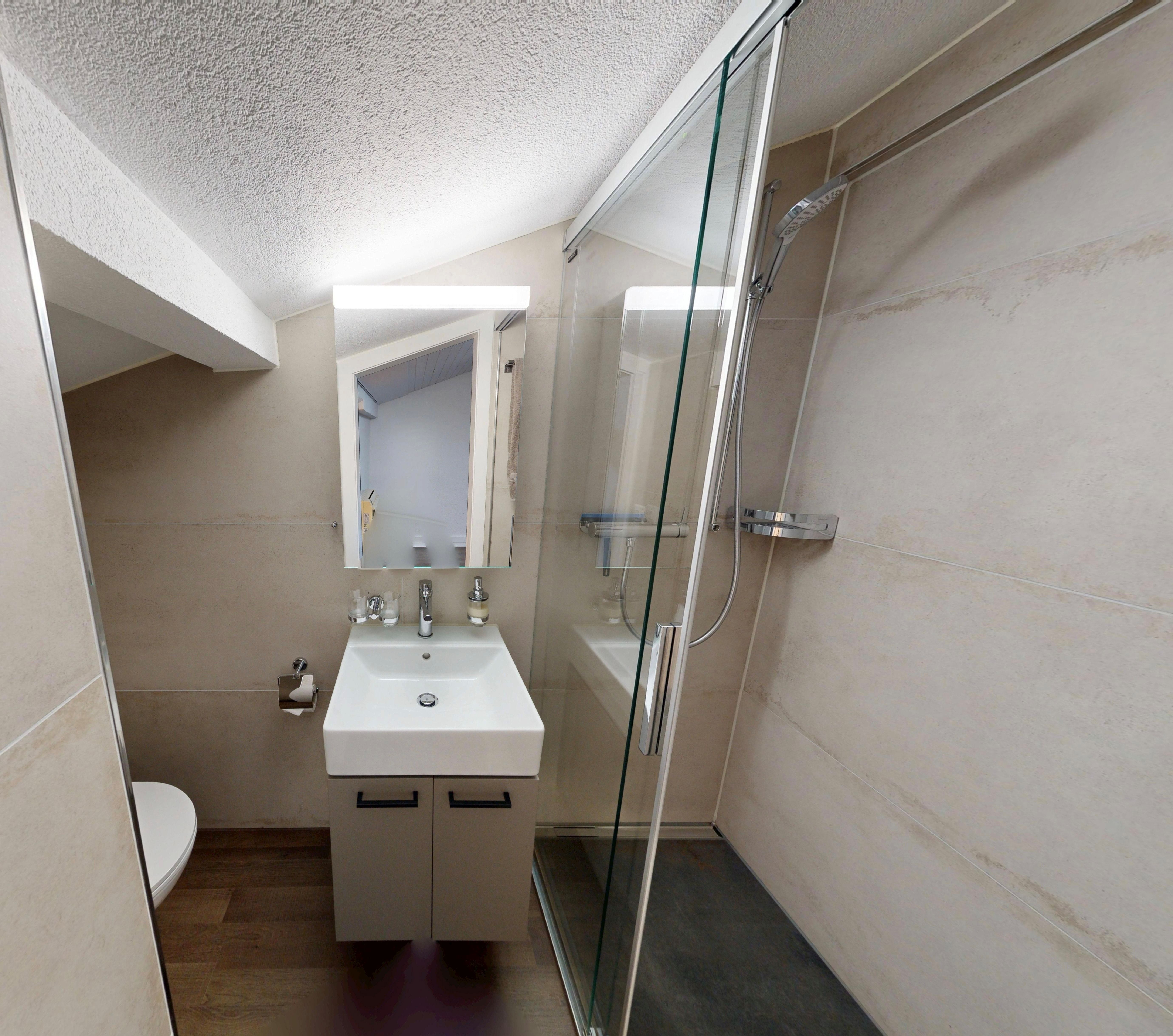 Badezimmer mit Dusche 